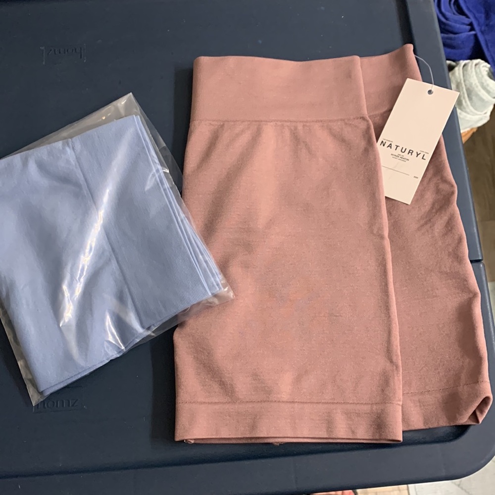 Naturyl booty shorts